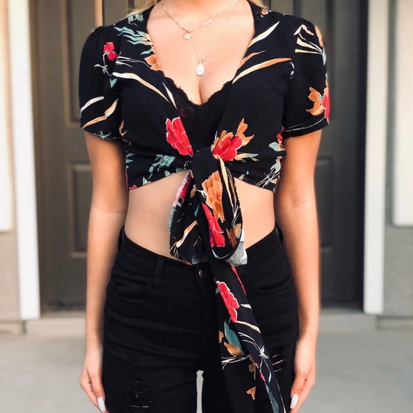 Forever 21 Tops - NWT F21 Cropped floral tie top
